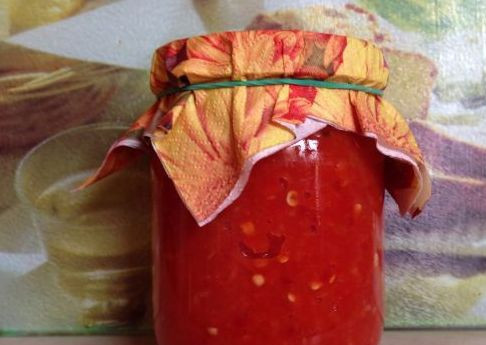 1. Этап. Аджика сырая на зиму: Теперь остается только разложить готовую аджику по чистым сухим баночкам, накрыть их капроновыми крышками и поставить на хранение в холодильник. Как я уже говорила, аджика хорошо стоит всю зиму, главное - это накладывать ее сухой чистой ложкой и соблюдать температурный режим.