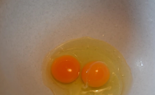 1. Этап. Отбивные в пышном кляре: 1. Разбейте яйца в емкость и начните взбивать их миксером на медленной скорости. Отправьте туда соль и сахар.