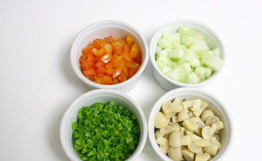 1. Этап. Салат с грибами без майонеза: 1. Первым делом мою огурцы и томат, затем нарезаю кубиком (огурцы очищаю от кожуры, но можно ее оставить). Зеленый лук мою и измельчаю, грибы у меня небольшие, поэтому разрезаю каждый на 4 части.