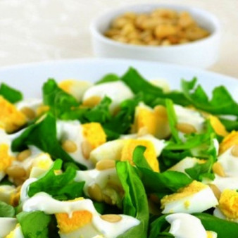 Простой салат из яиц