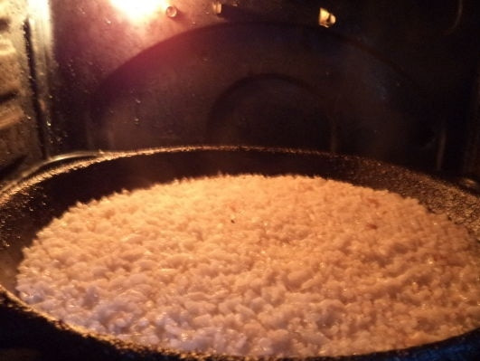 1. Этап. Куриные желудочки с рисом: На сковороде топим сливочное масло, обжариваем слегка на нем рис, затем добавляем сок из куриных желудочков и отправляем рис в духовку, разогретую до 180 градусов на 30 минут.