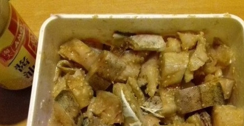 1. Этап. Рыба, жаренная по-восточному: Затем к минтаю в глубокую посуду влейте масло (2 ст. ложки) и соевый соус (по вкусу). Добавьте кунжут. Всё перемешайте. Оставьте рыбу мариноваться в холодильнике на 30 минут.