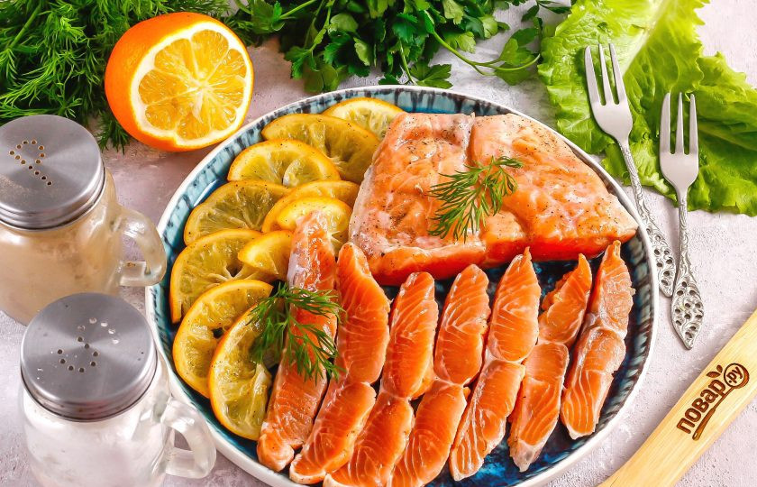 1. Этап. Засолка красной рыбы с лимоном: Извлеките красную рыбу, нарежьте ее ломтиками и подайте к столу. Кстати, лимонную нарезку можно использовать для запекания рыбы, курицы, мяса и т.д.