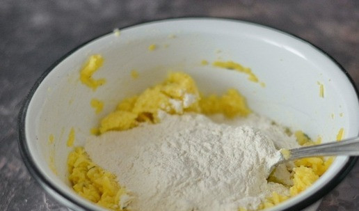 1. Этап. Картофельные биточки: Добавьте к картофелю пару-тройку столовых ложек муки.