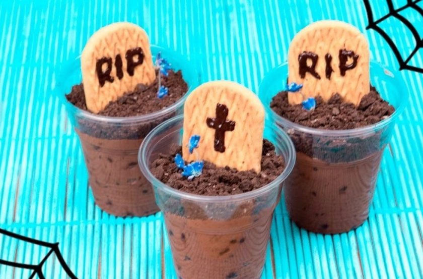 1. Этап. Шоколадный десерт на Хэллоуин: 4. Сверху украсьте крекером (на нем растопленным шоколадом нарисуйте кресты и RIP), измельченным Орео и веточкой лаванды. Приятного аппетита!