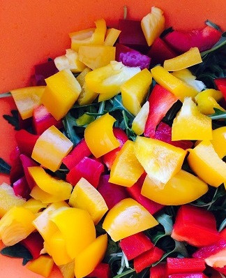 1. Этап. Салат с соусом Наршараб: Добавьте порезанный кубиками болгарский перец.