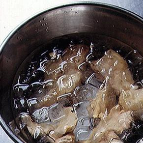 1. Этап. Фуа-гра: 1. Очистить и подготовить утиную печень. Замочить на ночь в ледяной воде.