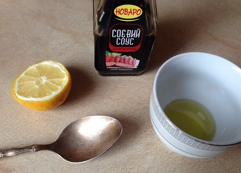 1. Этап. Пекинский салат: Для приготовления заправки используем растительное и кунжутное масло, лимонный сок и соевый соус.