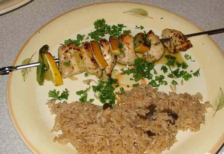 1. Этап. Куриные шашлыки с лимоном: 4. Достать шампуры, положить каждый на отдельную тарелку, полить маринадом и посыпать петрушкой. Подать с рисом, салатом или поджаренными тостами с хлебом.