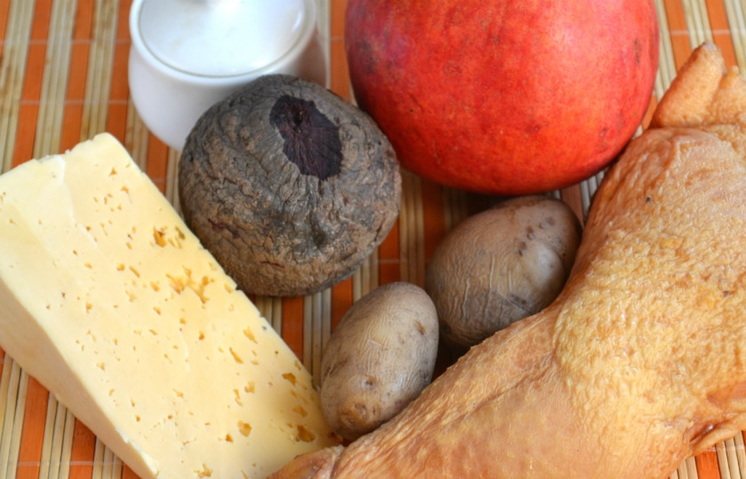 1. Этап. Салат Гранатовый браслет с копченой курицей: Подготовьте все необходимые ингредиенты, отварите заранее картофель и свеклу.