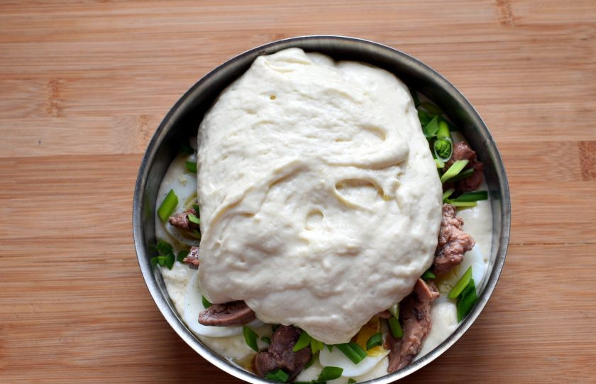 1. Этап. Пирог с печенью трески: Посыпьте сверху рубленым зеленым луком и залейте второй частью теста. Выпекайте в прогретой до 180 градусов духовке до красивой румяной корочки. Зубочистка должна выходить из пирога сухой.