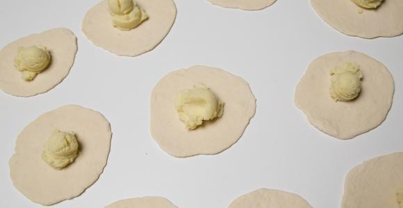 1. Этап. Бездрожжевые жареные пирожки с картошкой: Тесто раскатать и положить на каждую лепешку пюре.