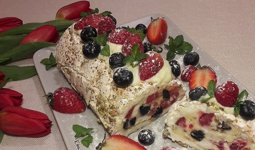 1. Этап. Меренговый рулет с ягодами и орехами: Украсьте ягодами, орехами и оставшимся кремом. Праздничный торик готов. Приятного чаепития!!!