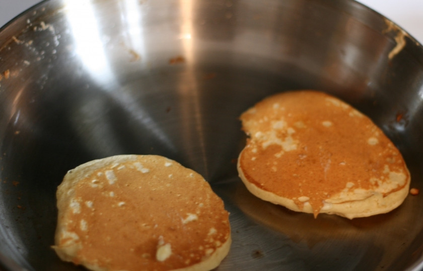 1. Этап. Пышные оладушки на молоке: Жарьте до румяного цвета.