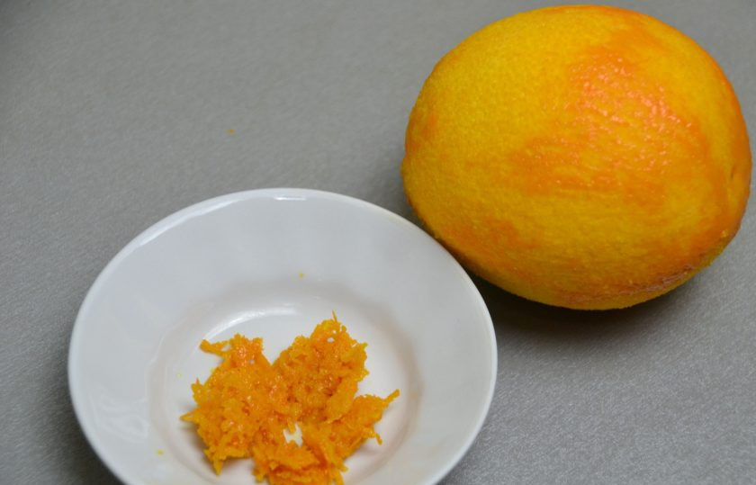 1. Этап. Апельсиновый зефир: Снимите цедру 1 апельсина.