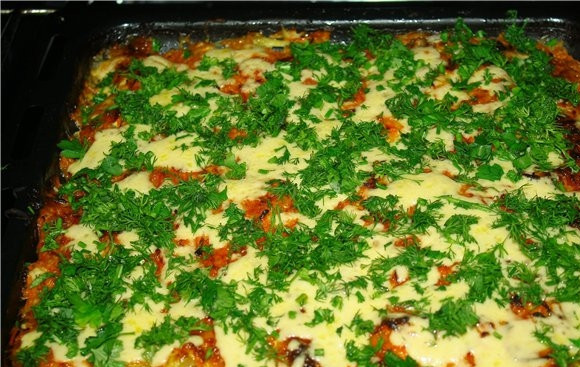 1. Этап. Треска с картофелем в духовке: Вынуть треску с картошкой из духовки и посыпать зеленым луком и укропом. Готово! Приятного аппетита!