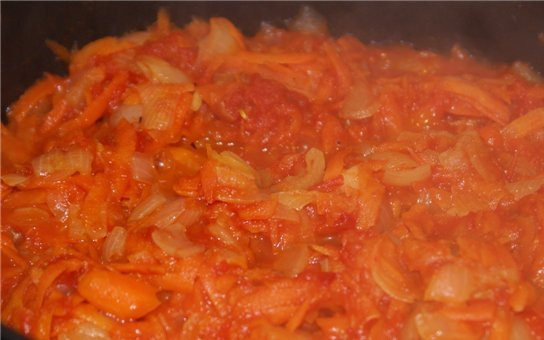 1. Этап. Сосиски в капустных листьях: В принципе, сосиски в капусте уже готовы, но можно сделать соус, как для голубцов. Для этого обжариваем мелко нарезанный лук и натертую морковь, добавляем томатную пасту и 100 мл воды. Заливаем сосиски в капусте получившимся соусом и даем покипеть-потушиться минут 5-10.