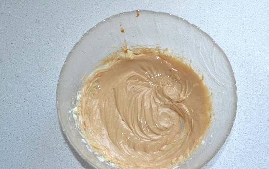 1. Этап. Торт Вера: Продолжая взбивать, постепенно добавляйте ириски.