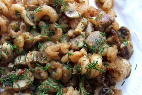 1. Этап. Креветки с грибами: Блюду нужно потушиться 3-5 мин. на среднем огне. Можно украсить его свежей зеленью.