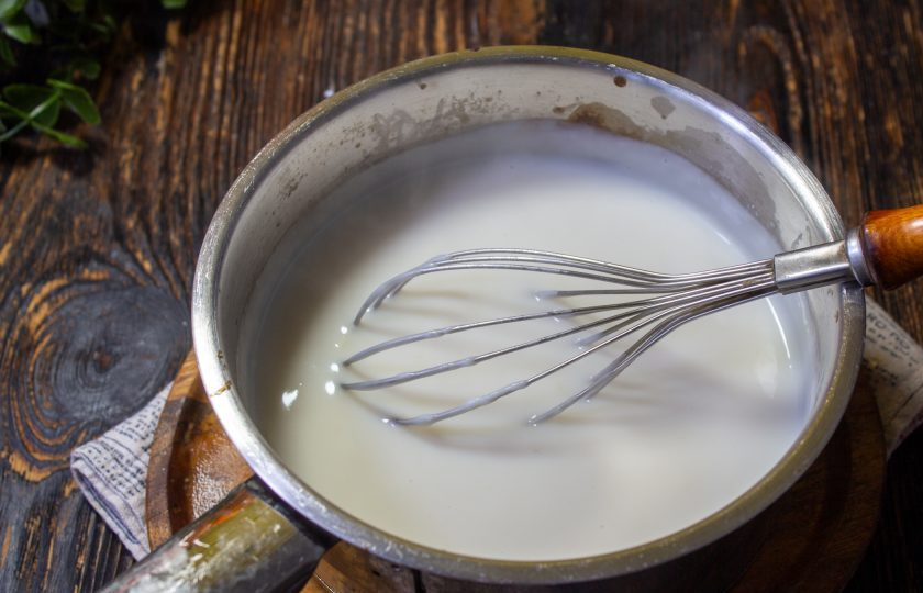 1. Этап. Пудинг из муки: Готовьте при небольшом нагреве при постоянном помешивании несколько минут, пока масса не загустеет.