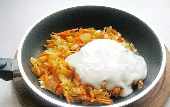 1. Этап. Фаршированный перец в сметанном соусе: 6. Добавить сметану.