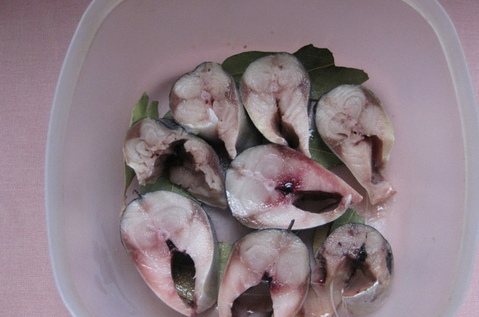 1. Этап. Скумбрия маринованная по-домашнему: Выкладываем несколько кусков рыбы, солим.