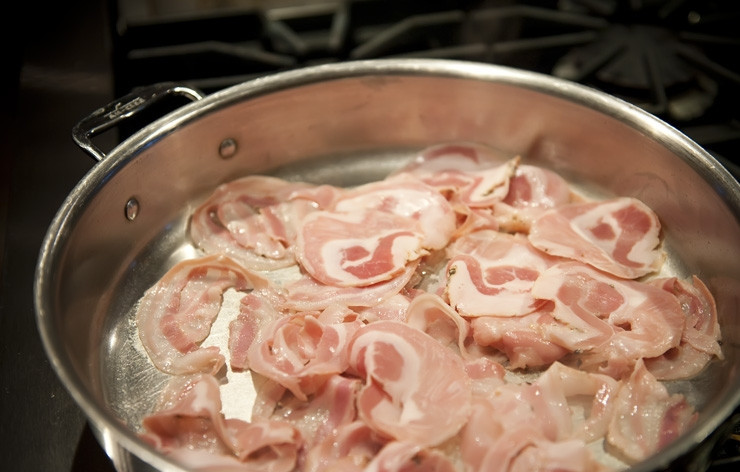 1. Этап. Карбонара со сливками: В сковороде на среднем огне обжариваем бекон, как можно чаще помешиваем его.