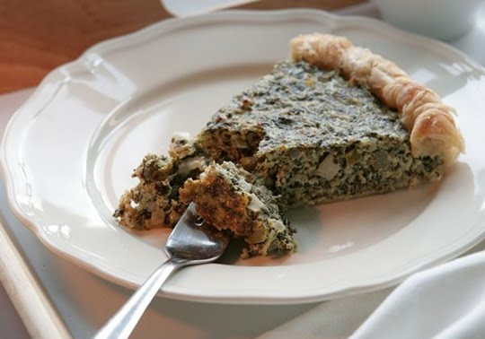 1. Этап. Пирог со щавелем от Юлии Высоцкой: Запекайте пирог в течение 35 минут. Приятного аппетита!