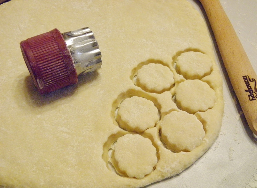 1. Этап. Пышки на кефире, жаренные на сковороде: Раскатайте тесто толщиной в 1 см. Выдавите кружочки.