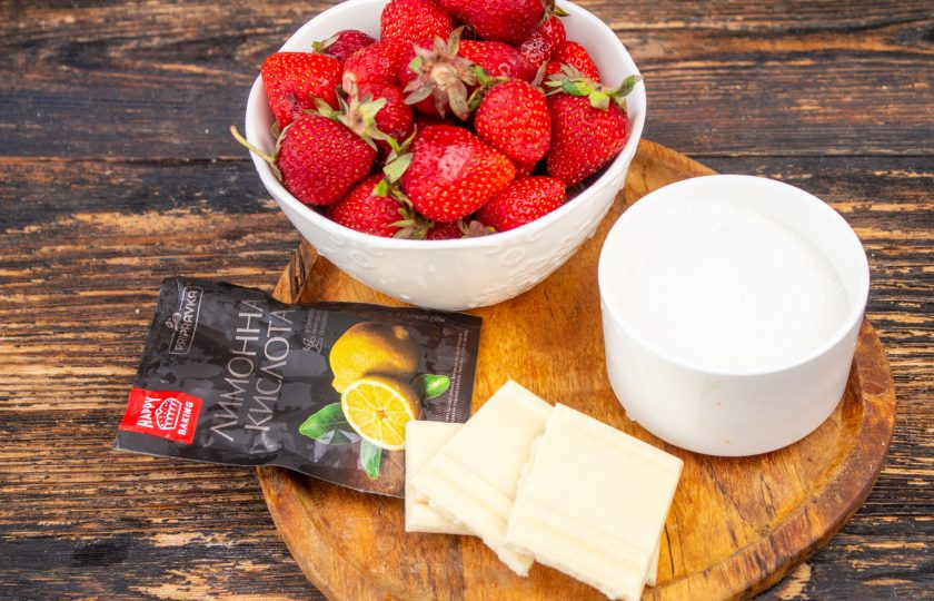 1. Этап. Варенье из клубники с белым шоколадом: Подготовьте необходимые продукты для приготовления варенья.