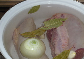 1. Этап. Бефстроганов из языка: 3. Добавляем приправы и солим его, после чего варим около 1,5 часов на слабом огне.