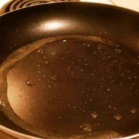 1. Этап. Медальон из говядины: В сковороде разогреваем растительное масло.