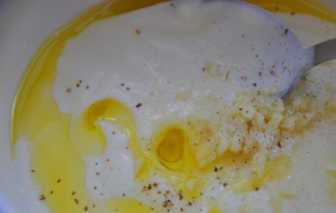 1. Этап. Греческий соус Цацики: 2. В миску вливаю йогурт, добавляю сметану, лимонный сок, оливковое масло (холодного отжима), измельченный через пресс чеснок, сахар, соль и молотый перец, перемешиваю.