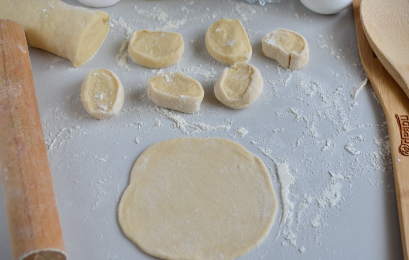 1. Этап. Косовик: Разделите тесто на 24 части. Каждую раскатайте скалкой максимально тонко!