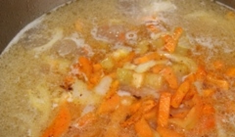 1. Этап. Суп с тефтелями: После еще 5 минут добавляем пожаренные овощи.