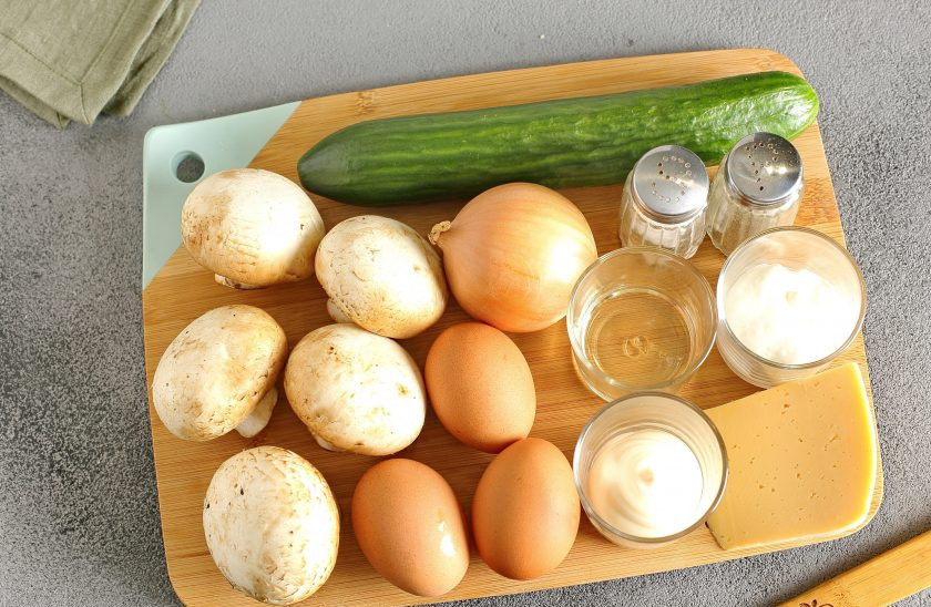 1. Этап. Салат с грибами жареными: Подготовьте все ингредиенты.