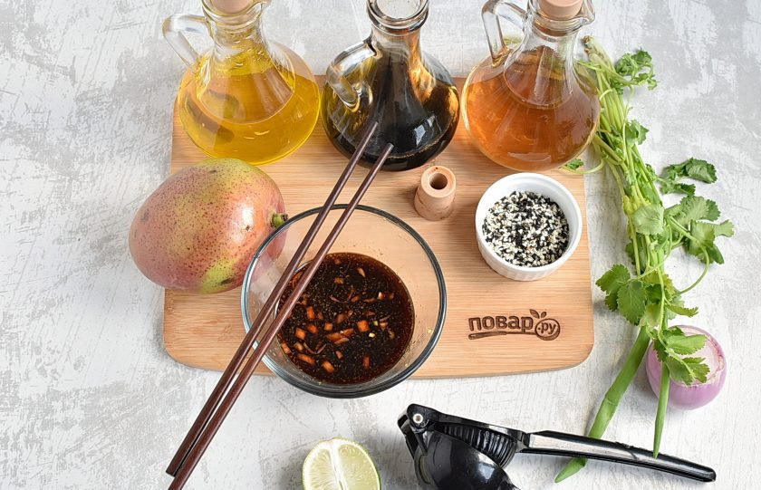 1. Этап. Теплый тайский салат с говядиной: Начните приготовление с пряной заправки. Смешайте в небольшой мисочке тертый имбирь, коричневый сахар, половинку мелкорубленого чили, очищенного от семян и перегородок, сок половинки лайма, рисовый уксус, соевый и устричный соусы. Размешайте до полного растворения сахара. Попробуйте и отрегулируйте кислоту на свой вкус.