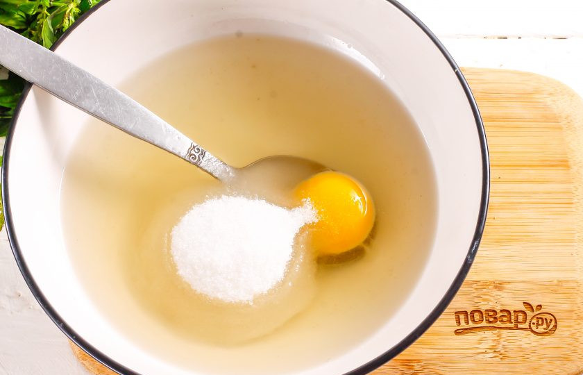 1. Этап. Песочный пирог с грушами и сливами: Растопите смалец в микроволновке или на водяной бане и слегка остудите. Выложите в него желток куриного яйца, всыпьте сахар и соль, тщательно размешайте.