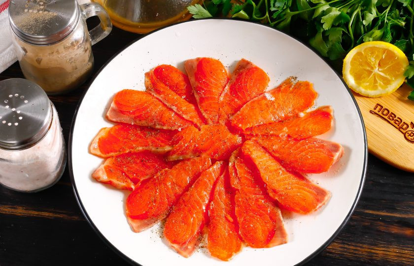 1. Этап. Строганина из рыбы: Сбрызните нарезку уксусом и растительным маслом. Уксус можно заменить лимонным соком, но лимоны - слишком дорогое удовольствие для жителей Севера, а вот уксус под рукой есть всегда! Оставьте строганину буквально на 2 минуты для пропитывания.