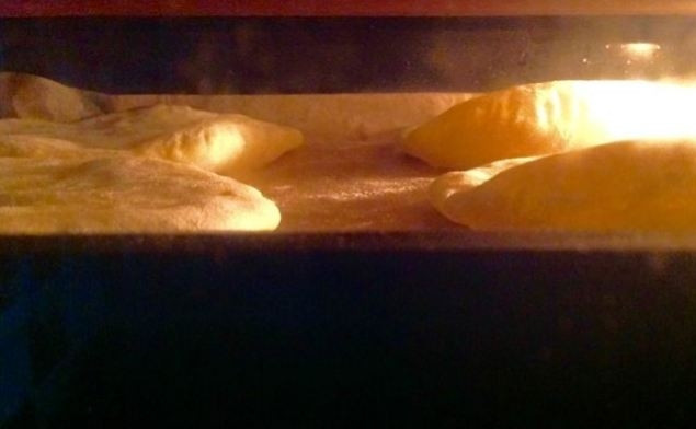 1. Этап. Ирландский хлеб Фадж: Выпекайте до румяных пятен в разогретой до 200 градусов духовке.