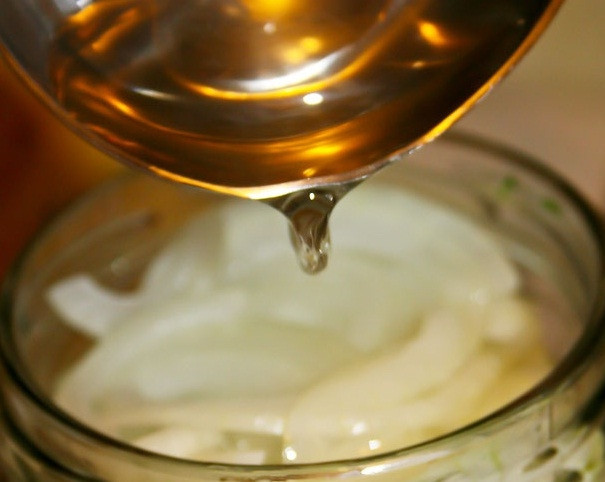 1. Этап. Огурцы по-болгарски: 12. Тогда разливаем маринад по банкам и стерилизуем их, опуская каждую в кипящую воду на 15 минут.