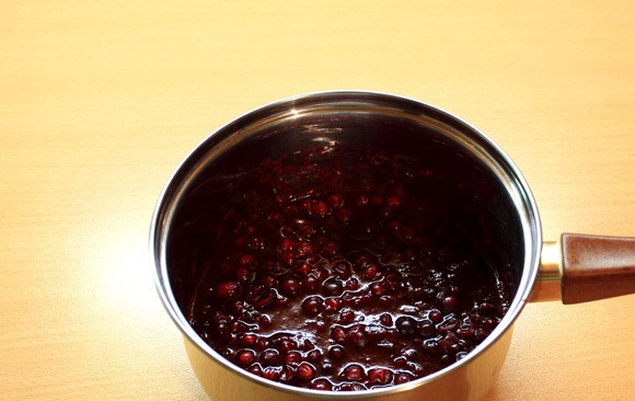 1. Этап. Варенье из клюквы без сахара: 2. Засыпаем в кастрюльку, на самое дно немного добавим воды. Варим на среднем огне, пока ягоды частично не разварятся.