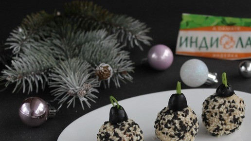 1. Этап. Закуска Ёлочные шары: Из половинки оливок сделайте типа крепление, из веточки зелени - петельку. 