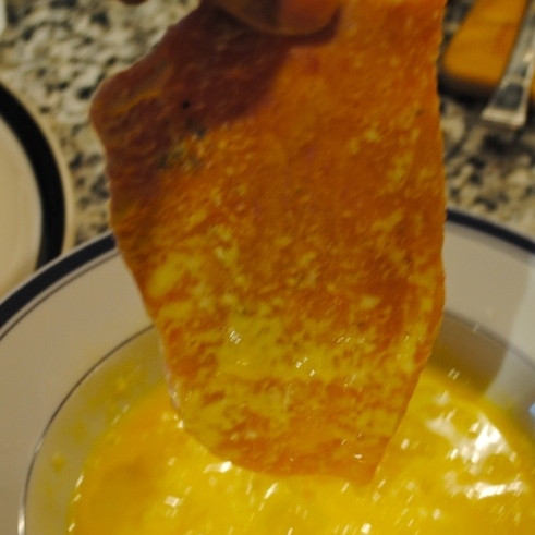 1. Этап. Отбивная по-милански: Затем обмакиваем их во взбитое яйцо.