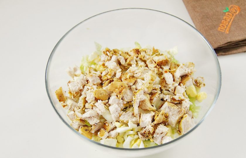 1. Этап. Новогодний салат Пятачок: Измельченное обжаренное куриное филе.