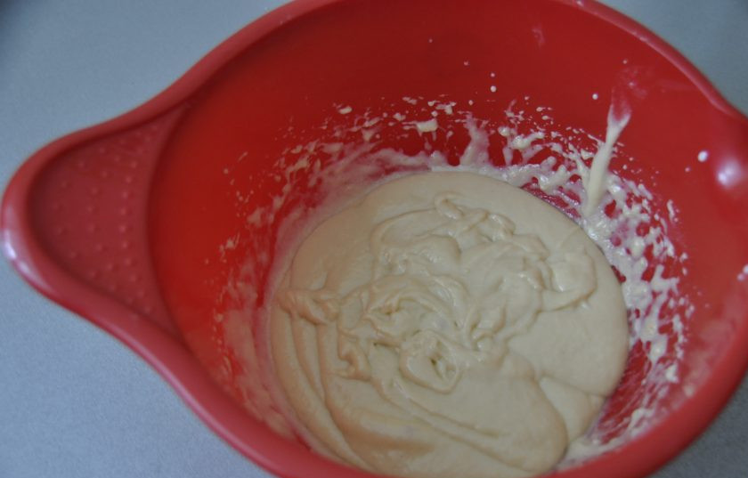 1. Этап. Пропитка для кулича: Консистенция теста - густая сметана, накройте тесто салфеткой и поставьте на расстойку в теплое место на 1 час.