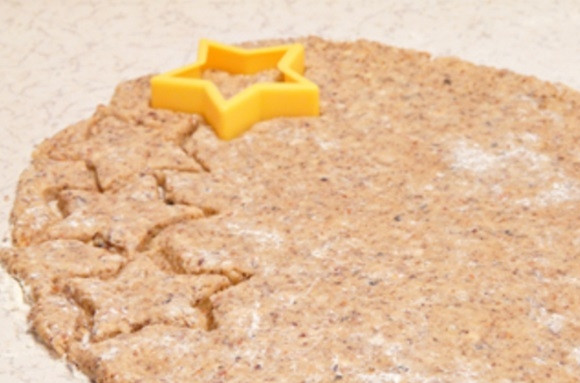 1. Этап. Печенье Пряные звезды: Готовое тесто раскатайте в пласт толщиной в 0,5 см. Формочкой вырежьте звёздочки.