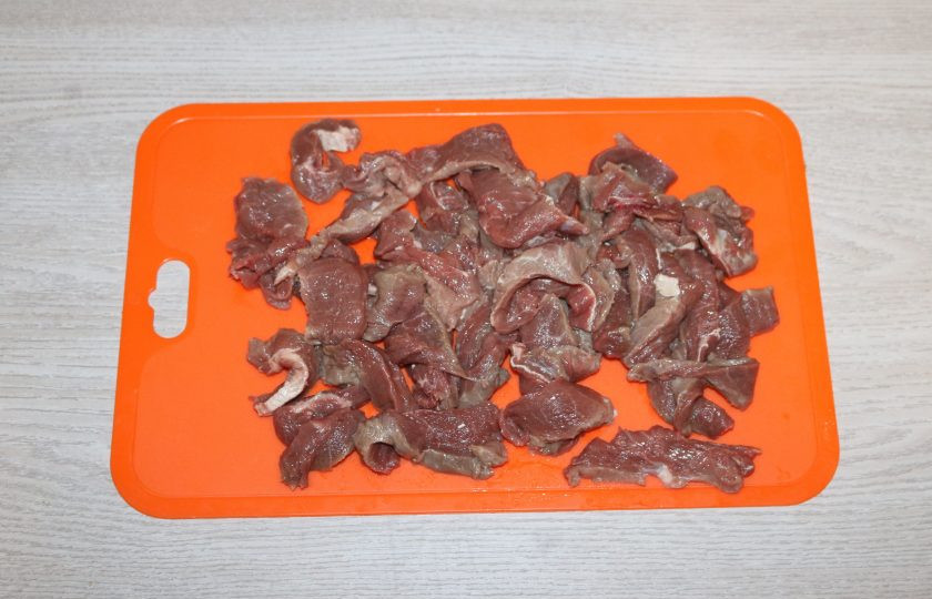 1. Этап. Гуйру лагман: Мясо помойте, нарежьте полосками.