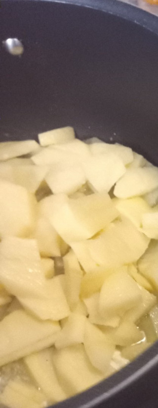 1. Этап. Карри из картофеля и зелёного горошка: В глубоком казане на среднем огне разогреть 2 столовые ложки сливочного масла. Добавить картофель и жарить, постоянно помешивая, 12-14 минут. Картофель не должен подгореть. Затем, отложить его в сторону, промокнув кухонной бумагой.