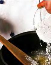 1. Этап. Рулет крабовый: Разделить яичные желтки и белки, белки поместить в холодильник. Сотейник поставить на плиту. Растопить сливочное масло. Убавить огонь, засыпать муку и готовить, постоянно помешивая, пока масса не станет густой.